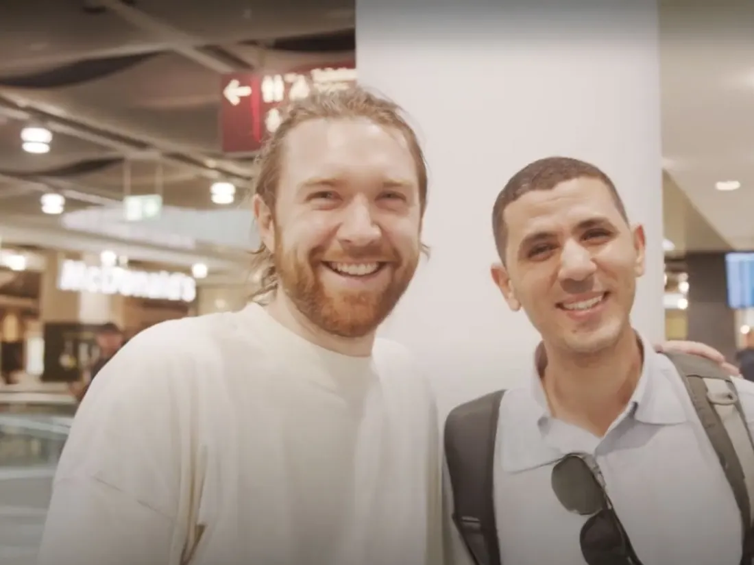 Mitarbeiter von HonestPassion mit einer neuen Fachkraft am Flughafen