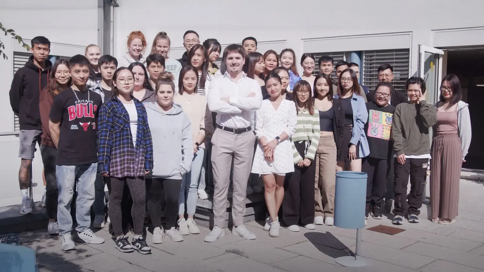 Gruppe internationaler Fachkräfte mit dem Team von HonestPassion